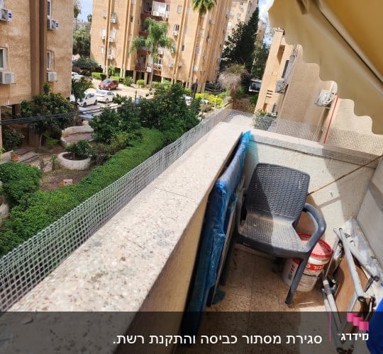 רשת מתכת מותקנת על מעקה למניעת כניסת יונים